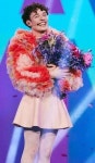 “나는 男도 女도 아니다, 그들로 불러 달라”…‘논바이너리’ 스위스 가수, 유로비전 첫 우승