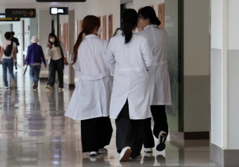 1만3000명 전공의 복귀 거부… 정부 “돌아오면 정상 참작 여지”