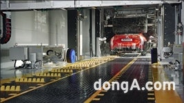 오토스테이, 車 손상·스크래치↓ 새 ‘자동세차기’ 개발… “신규 오픈 광명점에 도입”