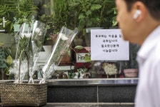 국화 한송이, 손편지, 소주 한잔… 시민들도 함께 울었다