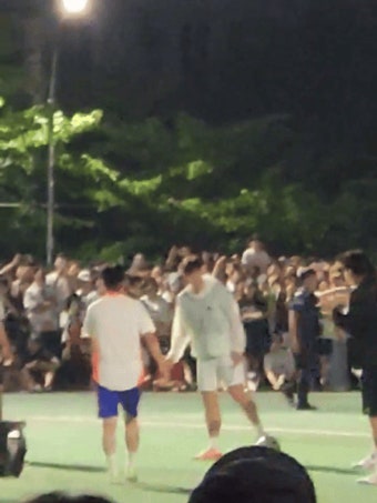 “손흥민 떴다!” 동네 축구장에 깜짝등장…순식간 2000명 몰려 경찰투입