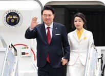 尹 대통령 부부, 하와이에서 꽃다발 받으며 ‘나토 순방’ 시작[청계천 옆 사진관]