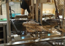 ‘50년 전통’ 맛집에 서빙로봇…돼지고기 초벌구이는 AI 셰프 로봇이