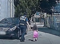 오빠들과 놀다 길잃은 4세 아이…음료수 사주고 돌봐준 시민·경찰
