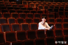 “시대에 뒤처지지 않는 글 쓰려 AI에 물어요, 내 희곡 어떠냐고”