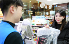와인업계 큰손 떠오른 편의점… “값싸고 가까워” 매출 쑥[유통팀의 비즈워치]