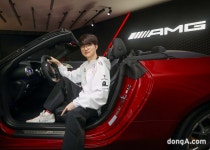 이 차가 진짜 페이커 소유 車… 벤츠, 전설된 이상혁 선수에 ‘AMG SL63’ 선물