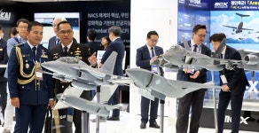 국제방위산업전시회서 KF-21 살펴보는 관람객들