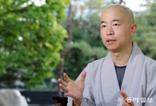 ‘서울대생 출가 사건’ 덕일스님 “탈종교 시대 불교의 새 모델 만들고 싶어”
