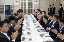 [사설]험악한 민심 전달 않고 “우리는 하나” 외치고 끝난 용산 만찬