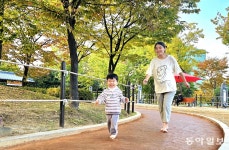 맨발로 밟는 황톳길, 색다르고 즐거워요