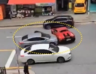 중앙선 넘은 아반떼… 4억 람보르기니 ‘쾅’