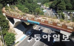 대전차 방호벽이 허물어진 자리[소소칼럼]