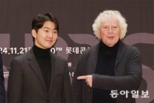 시를 읊듯 피어오르는 온화한 선율… 감정의 끝 파고든다