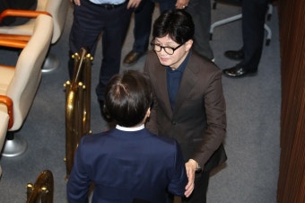 국회 ‘계엄 해제요구안’ 가결…한동훈·이재명 악수 장면도