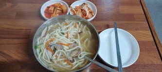 먹구름 같은 속 풀어주는… 착한 칼국수의 속 깊은 국물[김도언의 너희가 노포를 아느냐]