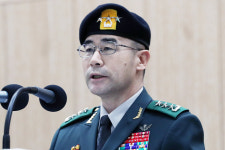 특전사령관 “尹, 707특임단 계엄작전중 전화…이동상황 물었다”
