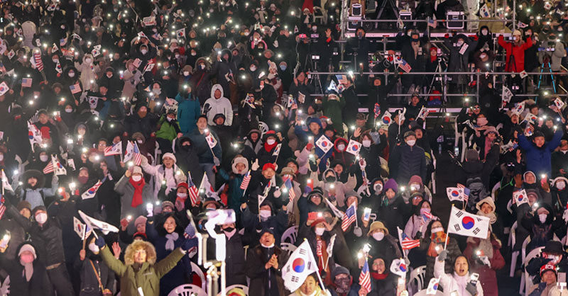 뉴진스, 윤석열 대통령 탄핵 집회 참가자들 응원 선결제로 다양한 음식 제공