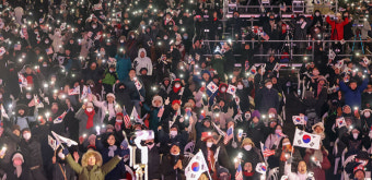뉴진스, 윤석열 대통령 탄핵 집회 참가자들 응원 선결제로 다양한 음식 제공