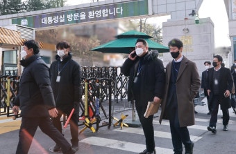 ‘대통령실 압수수색’ 경호처가 가로막아 6시간째 대치 중…오늘 무산 가능성