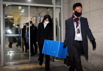 경찰, 대통령실 압수수색 7시간 대치… 자료 일부만 받고 철수