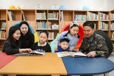 공군 장병-가족, 커진 독서 즐거움[작은 도서관에 날개를]