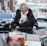 폐지 주워 이웃 돕는 84세 ‘기부천사’