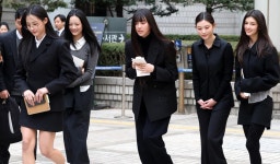 NJZ, 검은 정장입고 전원 법정 출석…뉴진스-어도어 가처분 첫 심문