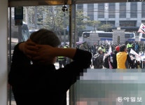 “북-스피커 시위, 대화 못할 지경”…헌재 앞 상인, 소음에 개점휴업