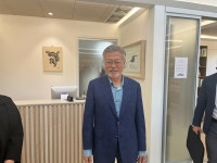 尹 석방 날 “뜻밖의 행운” 글 올린 文 평산책방…무슨일?