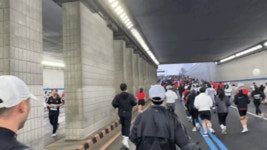 “나를 넘는다”… 봄비 뚫고 4만 명과 함께 달린 동아마라톤[동아리]