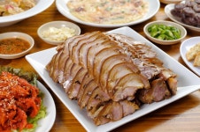 법원 “아내 명의 족발집 운영한 공무원, 겸직금지 위반 맞다”