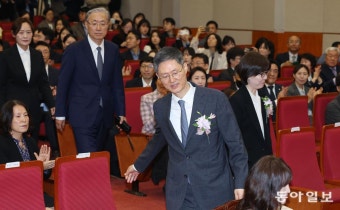 퇴임하는 문형배·이미선 ‘홀가분한 표정’[청계천 옆 사진관]