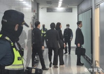 압수수색 영장에 목걸이-명품백 등 포함… 코바나 금고도 확인