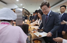 동희ENG구내식당 | ‘이렇게 찍는건가요?’…사진·영상 기자실 방문한 李대통령[청계천 옆 사진관]
