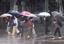같은 하늘 아래… 무더위에 양산 쓰고, 폭우에 우산 들고