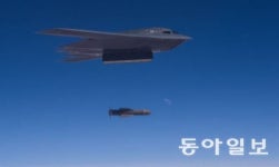 트럼프, 이란 지하 핵시설 파괴위해 벙커버스터 지원 검토설