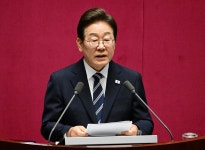 李 “외교엔 색깔 없어… 국익이 유일한 기준”