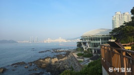 한 여름 해운대…우리의 밤은 당신의 낮보다 아름답다[전승훈 기자의 아트로드]
