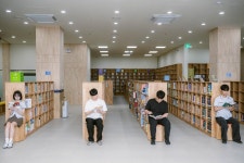 “문화센터 로비에 도서관 꾸몄더니, 오며 가며 책과 친해져요”