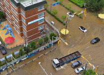 “차문 안열린다” 물 잠긴채 신고…80대 운전자 끝내 숨져