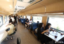 열차 개조한 북카페서 휴식