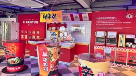 ‘英 리버버스’냐 ‘한강 수상택시’냐… 한강버스 운항 첫날 모습[동아리]