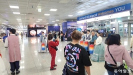 청사초롱 든 한복 남녀-‘케데헌’ 저승사자도 “韓방문 환영합니다”