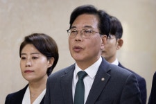 ‘배치기’ 송언석 “김현지가 뭐길래…與, 국감출석 막으려 온갖 꼼수”