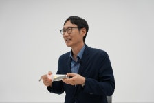 “집에서 눈 케어”… 안경처럼 쓰고 있으면 2분 동안 ‘광 치료’ [이진한 의사·기자의 따뜻한 의료기기 이야기]