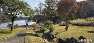 호암미술관 ‘비밀의 정원’이 열렸다…이우환과 정영선의 ‘무위(無爲)’[김선미의 시크릿가든]