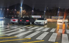 불법주차 3대가 좌회전 차로 봉쇄…야간 교차로 ‘아찔’ [e글e글]