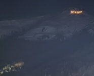 다보스의 트럼프 맞이한건…텅 빈 레드카펫과 ‘Trump Go Home’