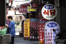 “국밥 한그릇에 김치 리필땐 적자”…추가 반찬 유료화 논란 [e글e글]
